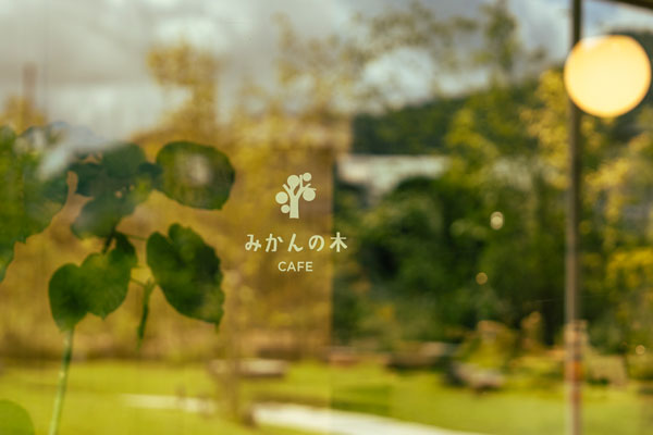 芝生の庭に置かれたテラス席