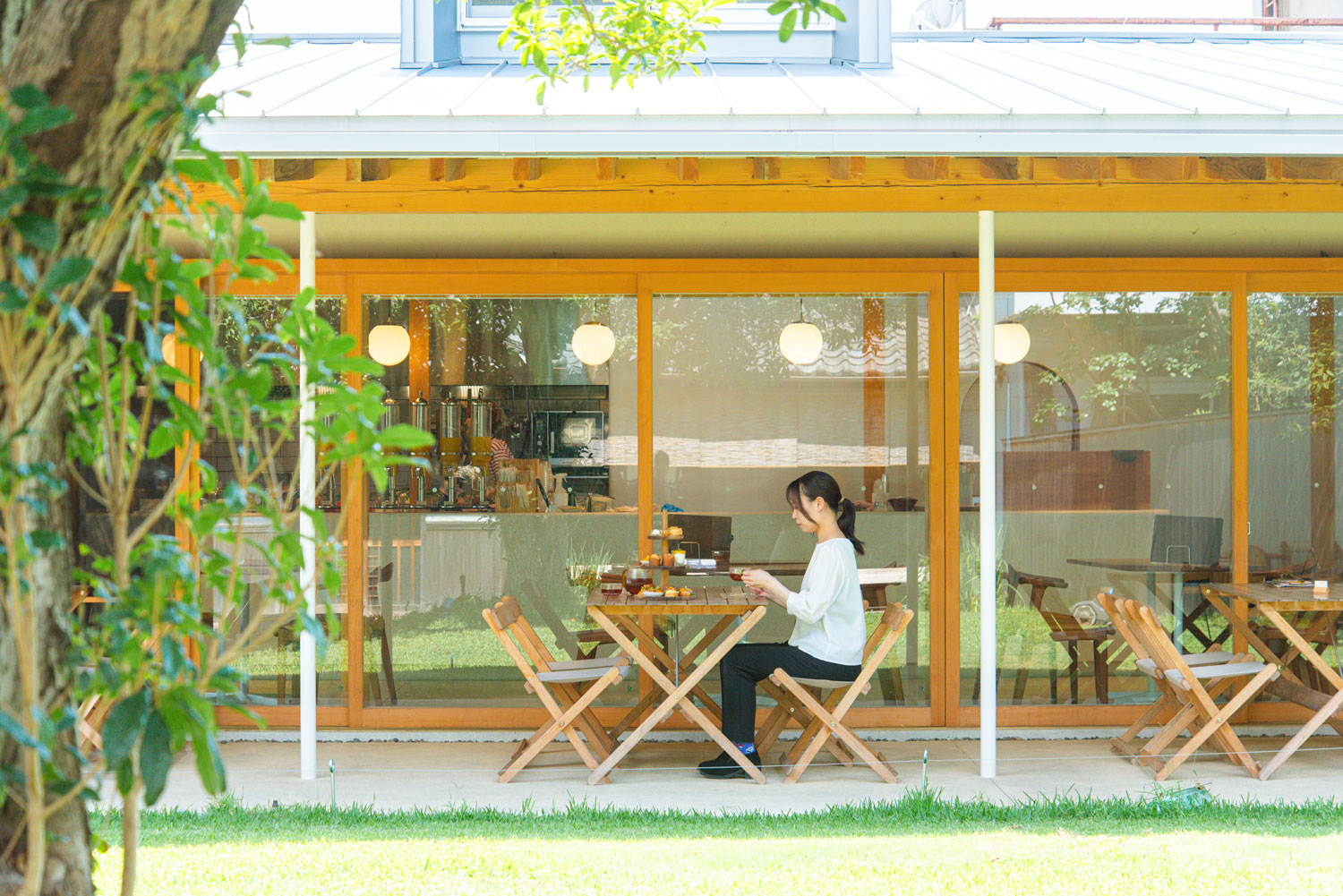 みかん畑に囲まれたカフェみかんの木のテラス席
